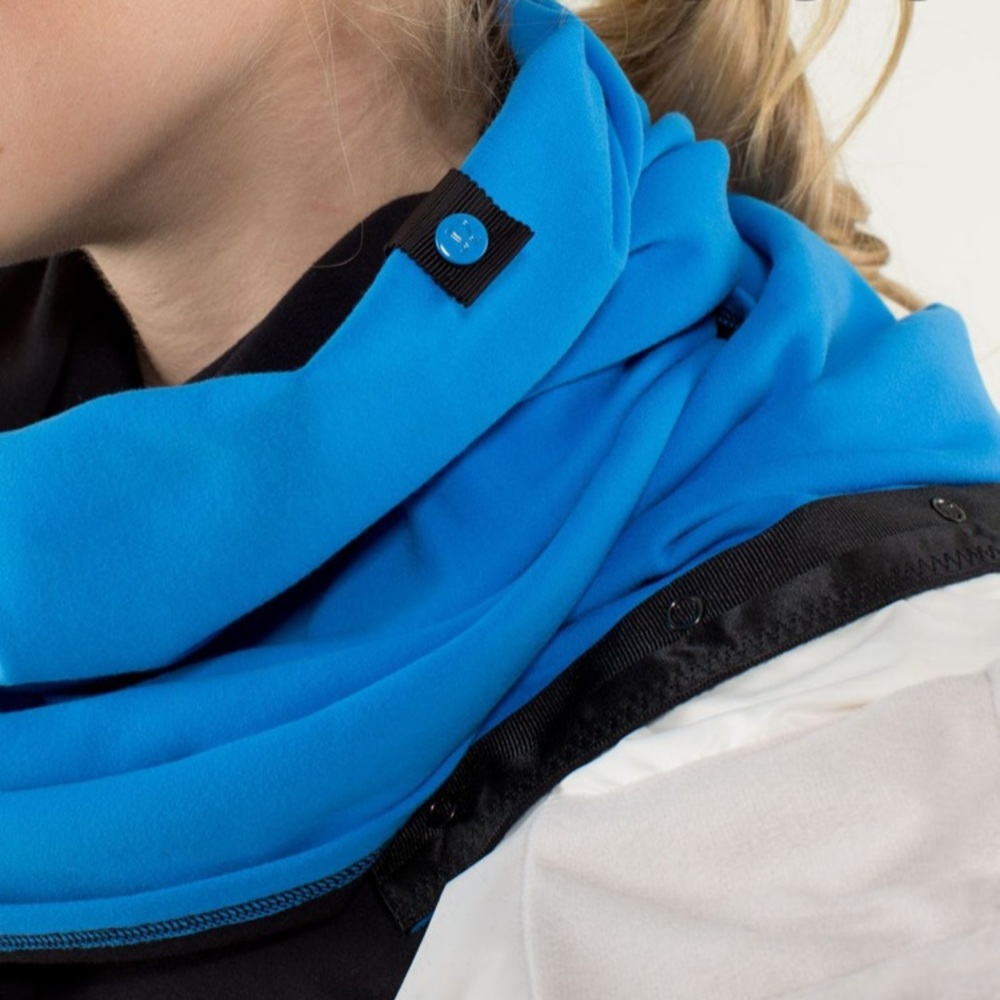 blue and black Lululemon Vinyasa scarf